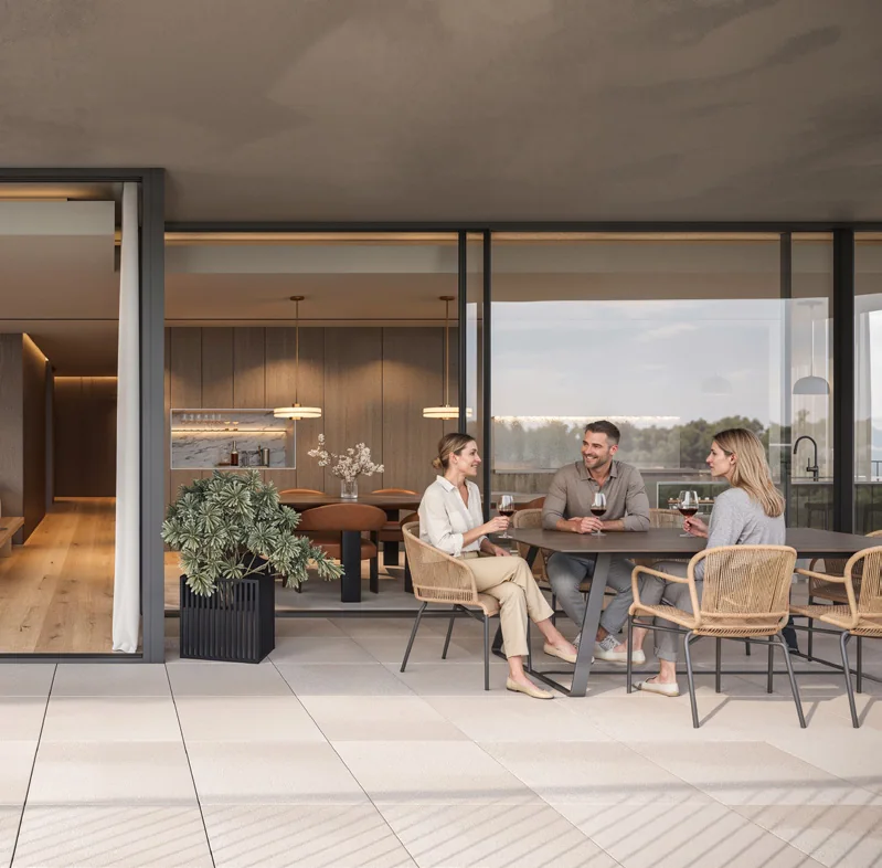 Terraço com mesa e cadeiras junto ao envidraçado